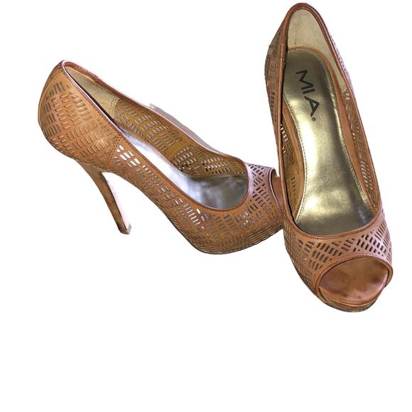 MIA Boston Proper Laser cut out peep toe heels Size 8.5 - Picture 2 of 6